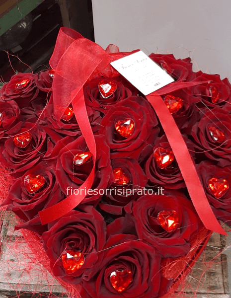 Scatola a cuore con rose rosse.