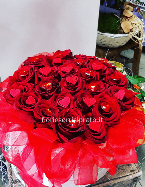 Scatola con rose rosse