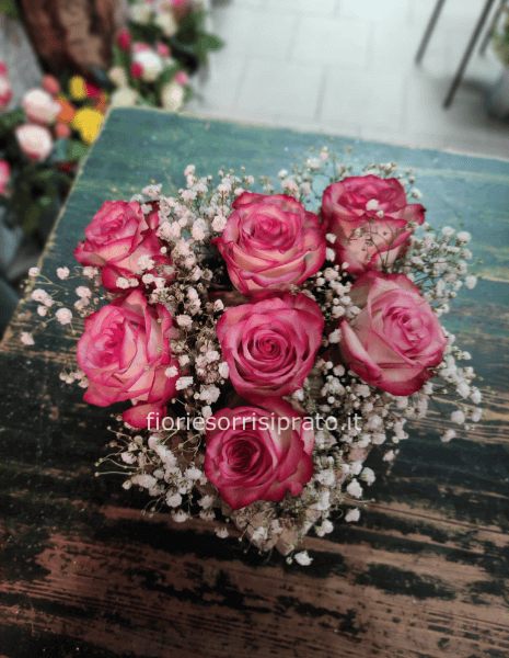 Composizione a forma di cuore con rose