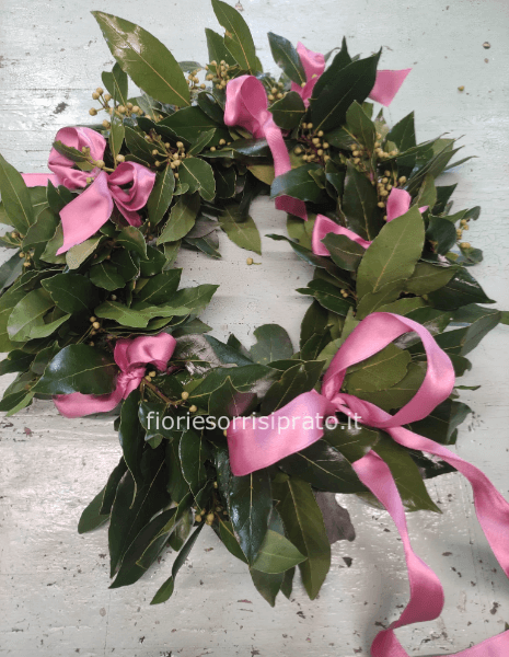 Corona d'alloro con fiocchetti rosa