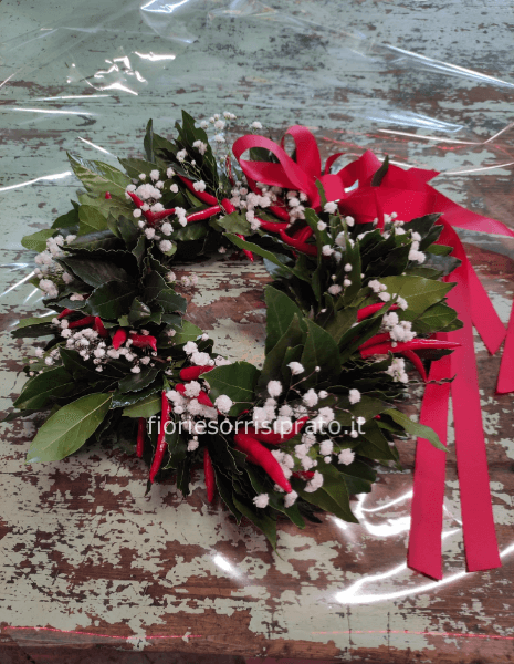 Corona d'alloro con peperoncini e gypsophila n 21