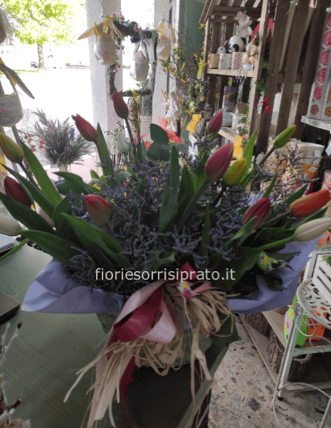 Cesto con tulipani colorati