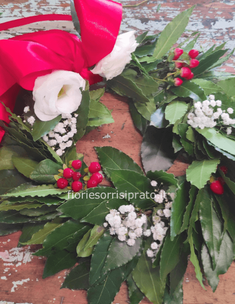 Corona d'alloro con lisianthus, gypsophila e iperico
