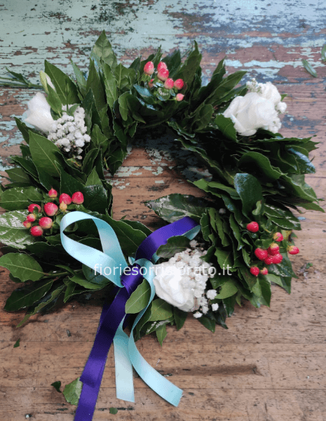 Corona d'alloro con lisianthus, iperico e gypsophila
