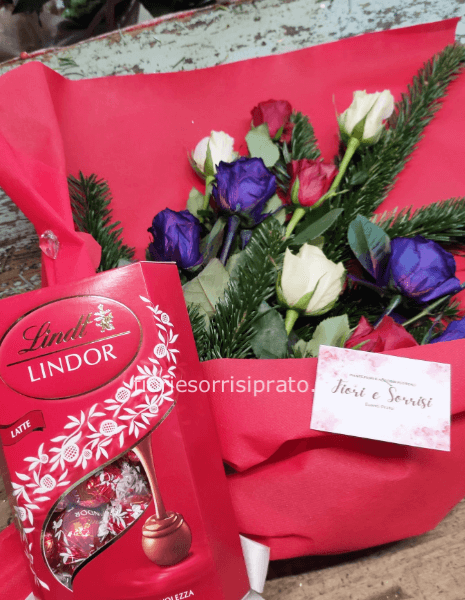 Mazzo di 12 rose con cioccolatini