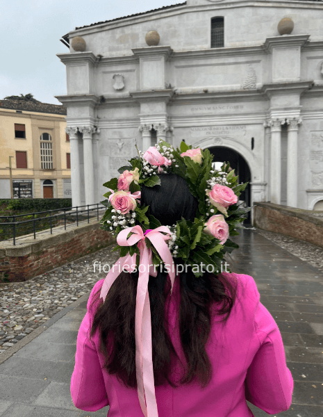 Corona d'alloro con rose rosa e gypsophila