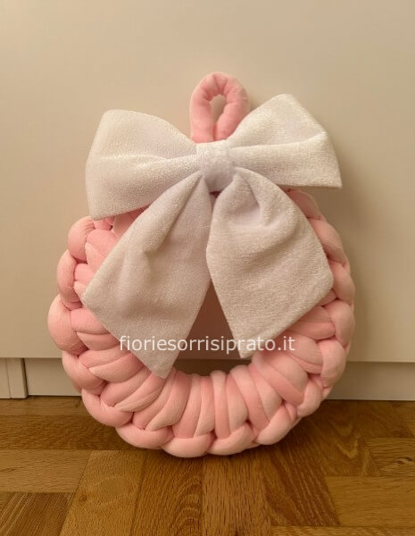 Ghirlanda rosa con filo rosa e fiocco