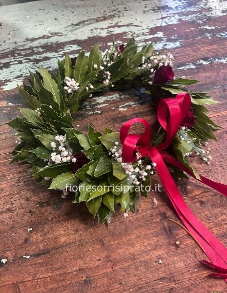 CORONA D'ALLORO CON ROSELLINE ROSSE A GRAPPOLO E GYPSOPHILA