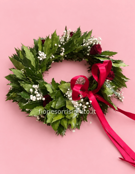 CORONA D'ALLORO CON ROSELLINE ROSSE A GRAPPOLO E GYPSOPHILA