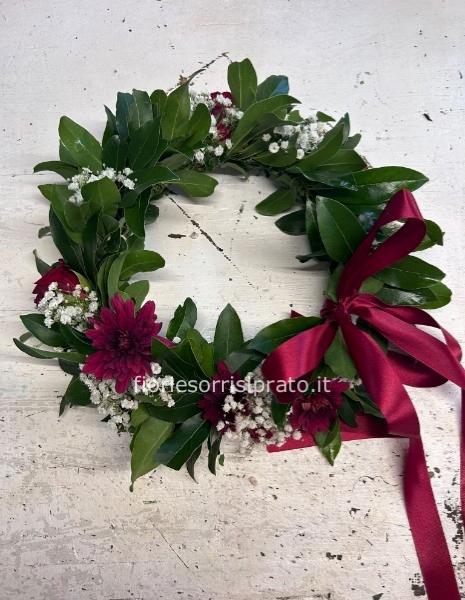 CORONA DI ALLORO CON ROSELLINE ROSSE, DALIE BORDEAUX E GYPSOPHILA