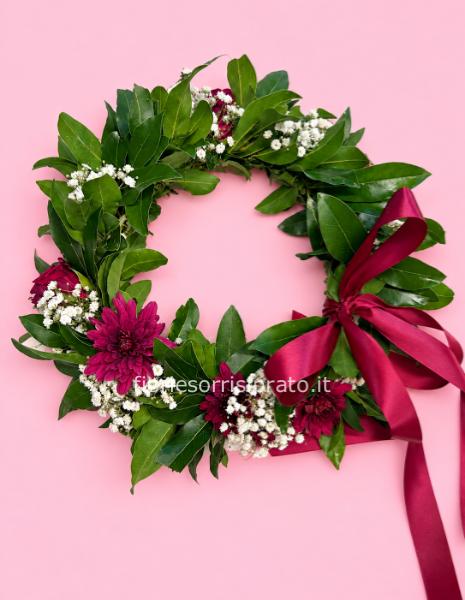 CORONA DI ALLORO CON ROSELLINE ROSSE, DALIE BORDEAUX E GYPSOPHILA